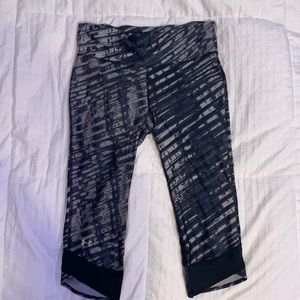 Under armour gray/black patterned knee high leggings